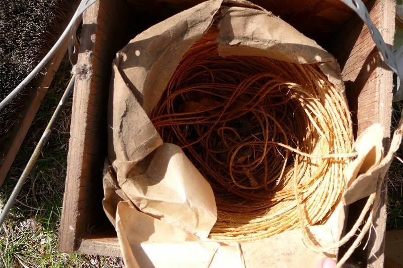 lot 704 image: Baler twine 0916-35 Reaction loader, 4- Fans 141LSETLI, Door knobs, Weights, Bolts, Shelf brackets, Door knobs