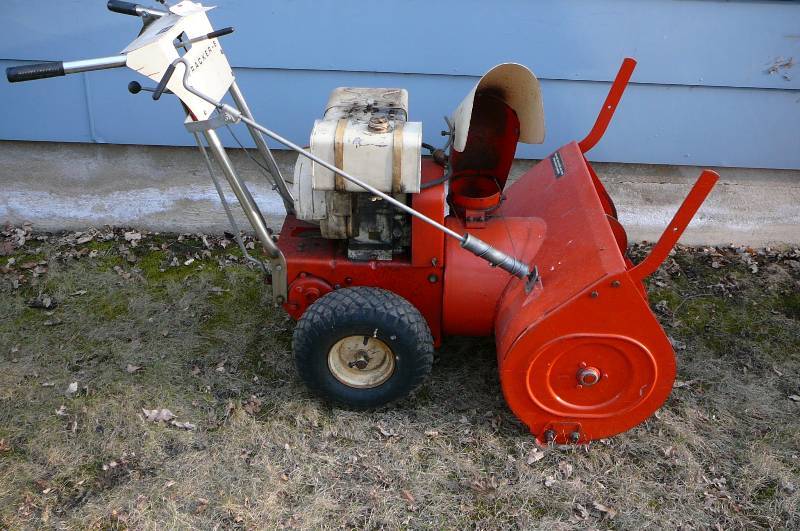lot 758 image: Allis Chalmers Tracker Snowblower