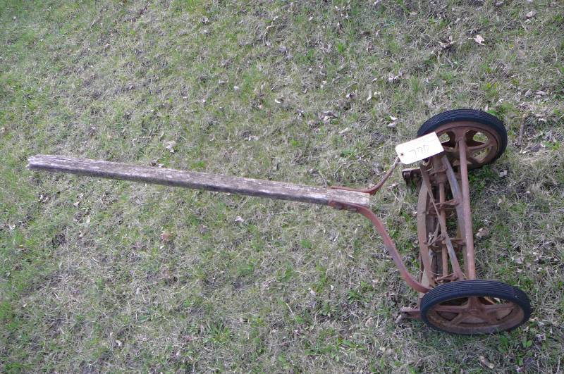 lot 770 image: Vintage push lawn mower