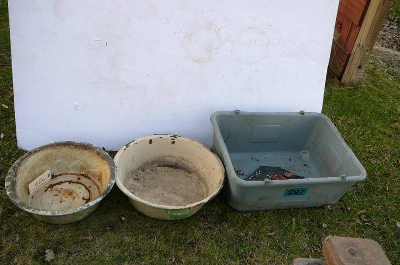 lot 782 image: Tote & Wash Basons