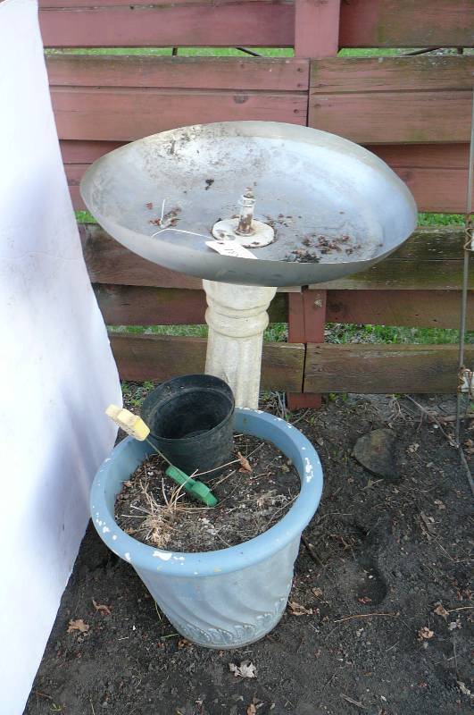 lot 788 image: Bird Bath, Flower pot