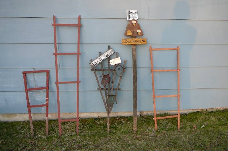lot 801 image: Lawn Treillis, Welcome sign, Rain guage, Post