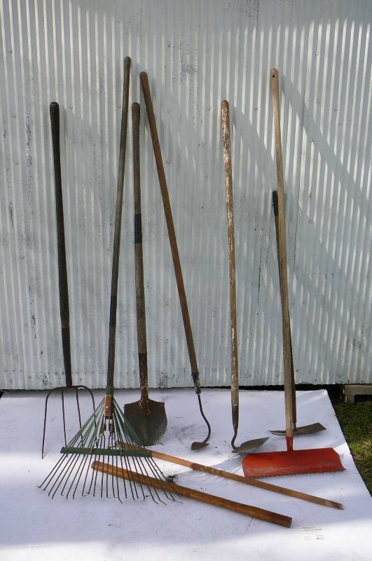 lot 728 image: Yard Tools Rake, Shovel, 3-Hoes, Fork, 2 handles