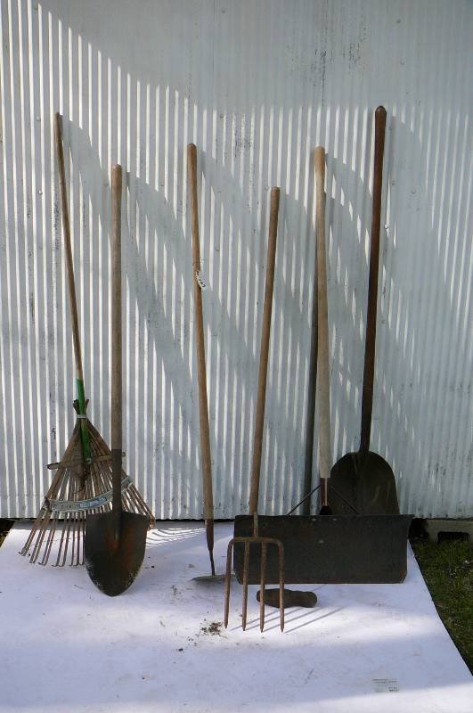 lot 729 image: Yard Tools, Rake, Shovel, Hoe, Snow shovel, Scoop Shovel