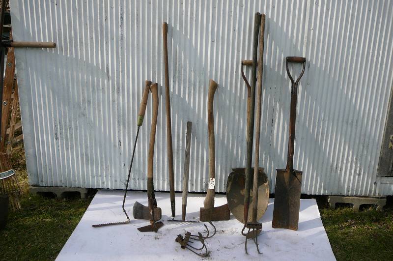 lot 732 image: Yard Tools, Shovels, Scythe, Diggers