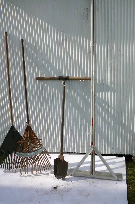 lot 733 image: Post hole digger, Snow shovel, 2 Rakes
