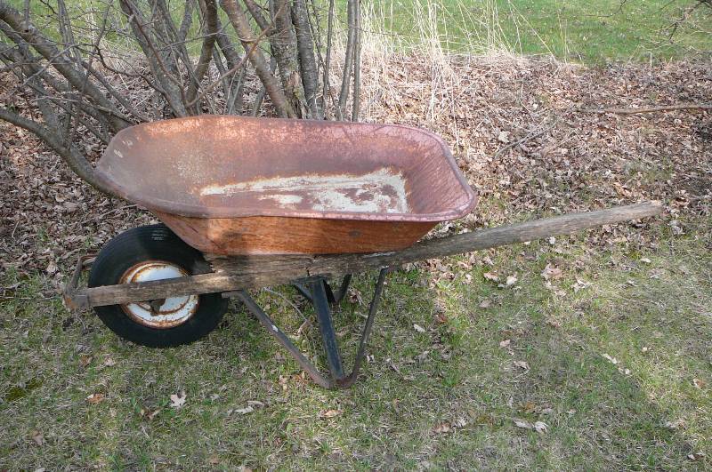 lot 738 image: Wheel barrel, Use for ornamental lawn flowers