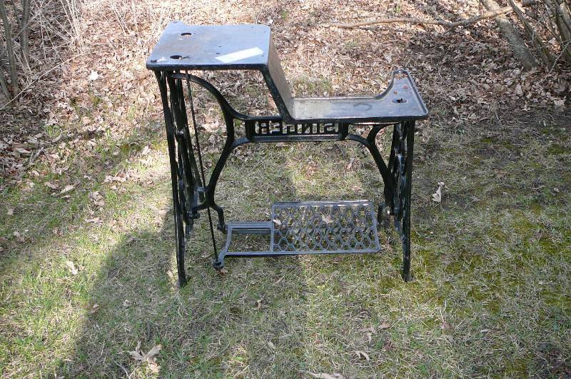 lot 739 image: Singer Base for sewing machine