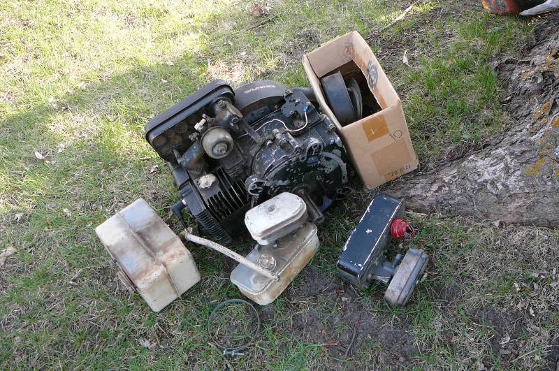 lot 743 image: Briggs & Stratton 8 hp vertical shaft for Parts, Hub caps, steering wheels, Battery box and parts