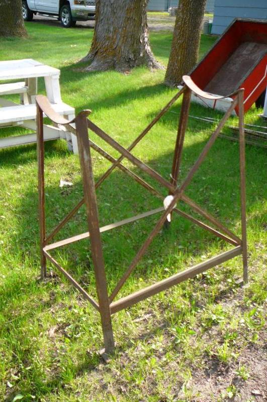 lot 798 image: Barrel Stand