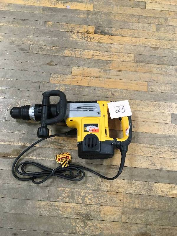 DeWalt 15 Amp SDS-MAX Demolition Hammer with SHOCKS-Active Vibration Control used in very good condition