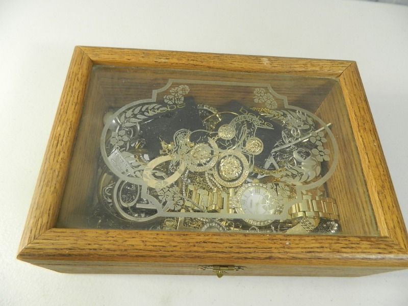 lot 31 image: Jewelry Box Full of Jewelry