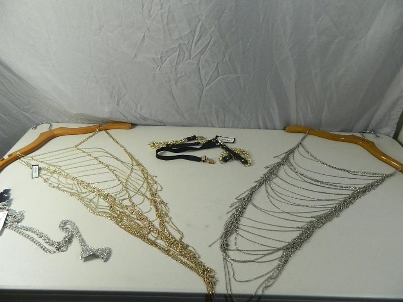 lot 33 image: Body Jewelry