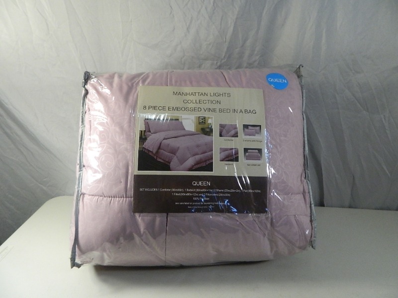 lot 35 image: New Manhattan Lights 8 Pc Bed in A Bag