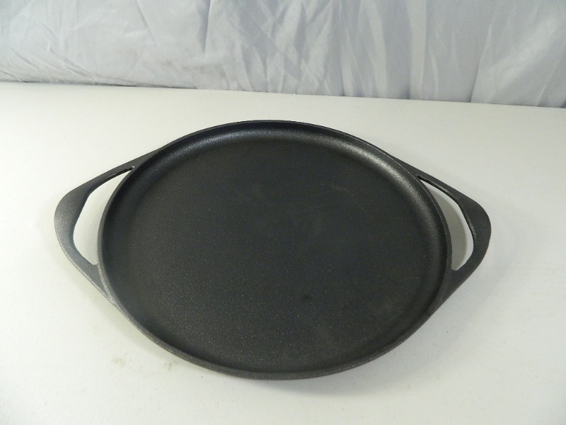 lot 49 image: New Large Cast Iron Pan