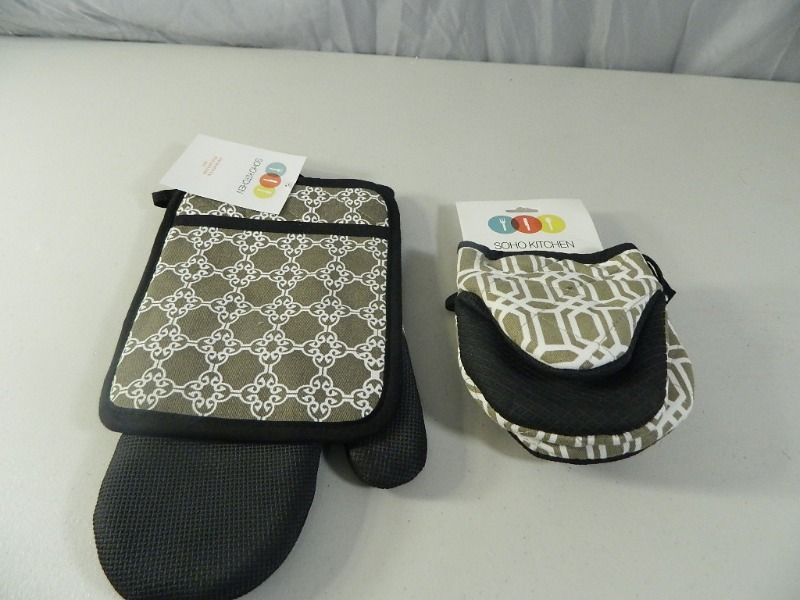 lot 68 image: 2 New Oven Mitt Sets