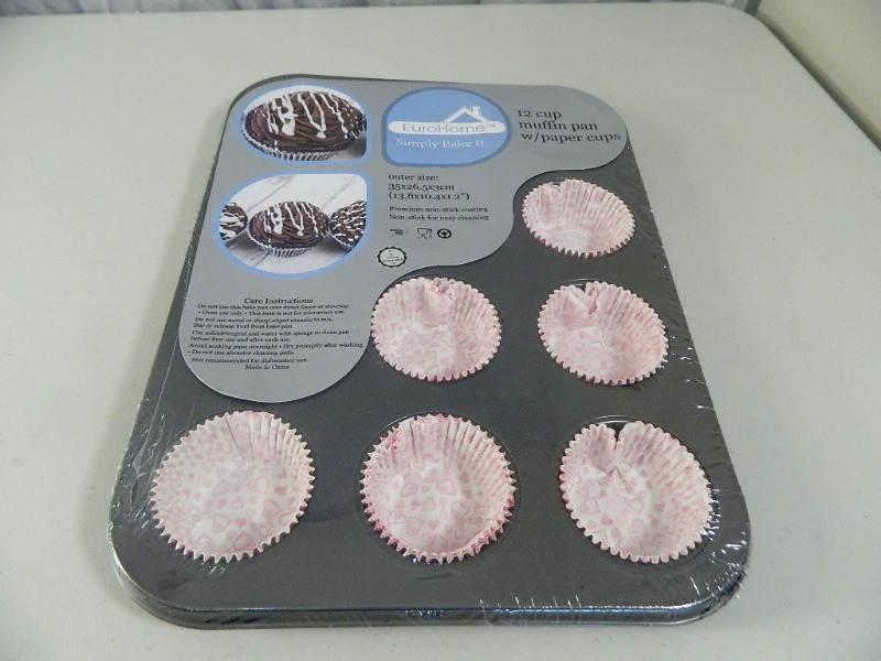 lot 78 image: New 12 Cup Muffin Pan with Paper Cups