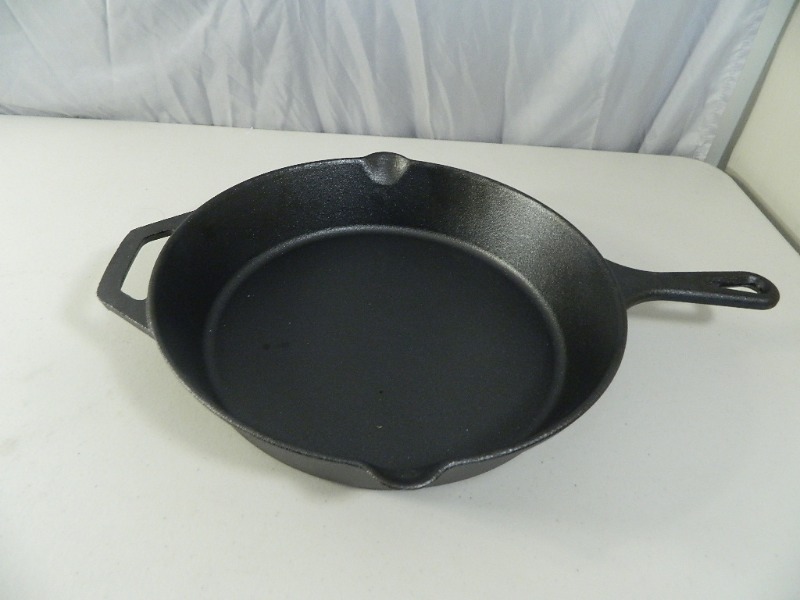 lot 80 image: New Cast Iron Pan