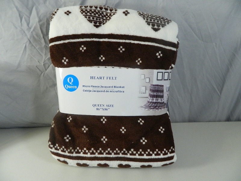 lot 90 image: New Queen Sized Heart Felt Throw