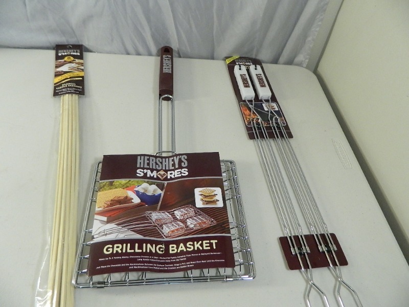 lot 95 image: New Hersheys Items