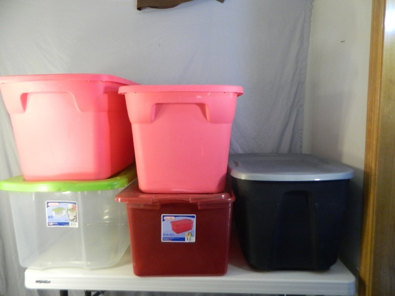 lot 137 image: 5 Totes with Lids