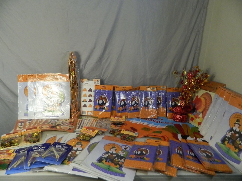 lot 202 image: New Thanksgiving Decor