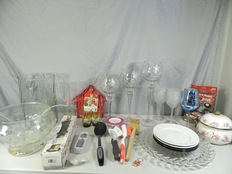 lot 207 image: Pier1 Import, Cookie Press, More