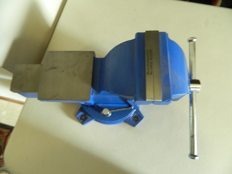 lot 47 image: New Swivel Bench Vise