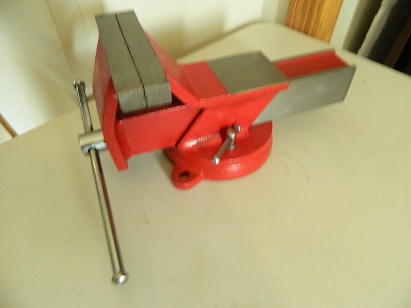 lot 61 image: New Swivel Bench Vise