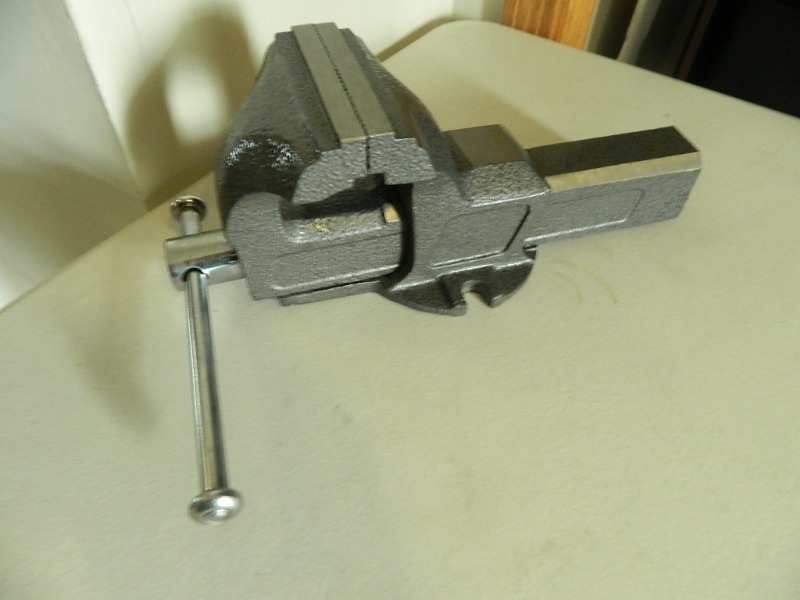 lot 86 image: New Bench Vise