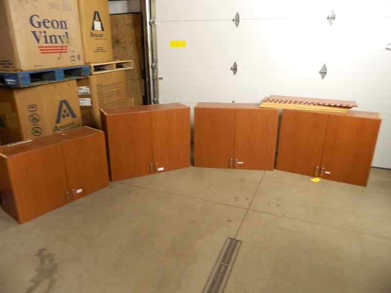 lot 17 image: 4 Piece Upper Wall Cabinet Set