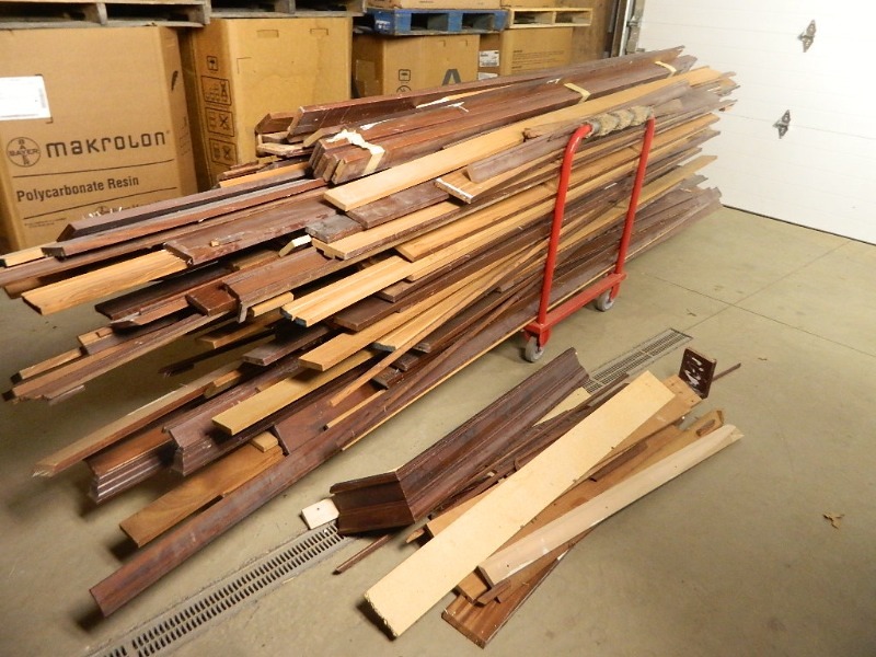 lot 19 image: Large Lot of Salvage Trim, Frames, Moulding, Etc