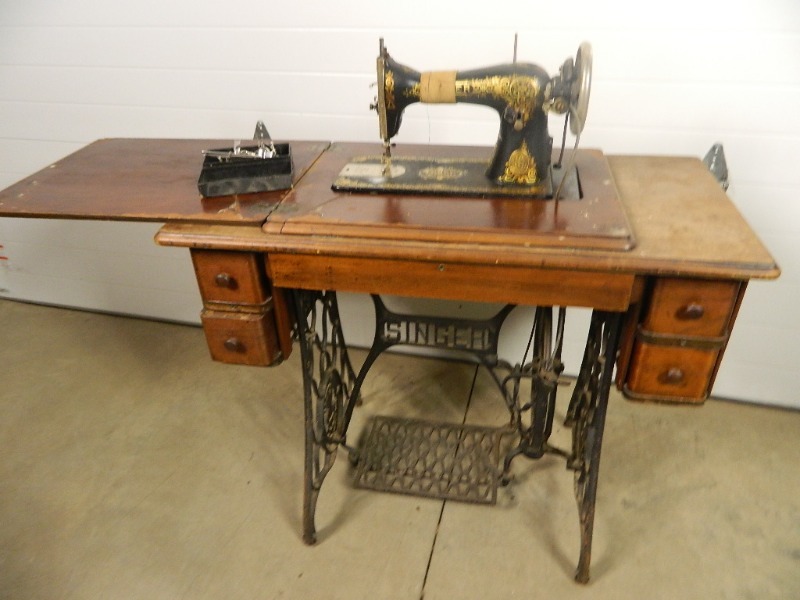 lot 22 image: Antique Singer Treadle Sewing Machine