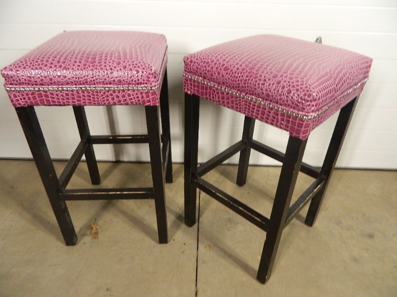 lot 30 image: 2 Stools