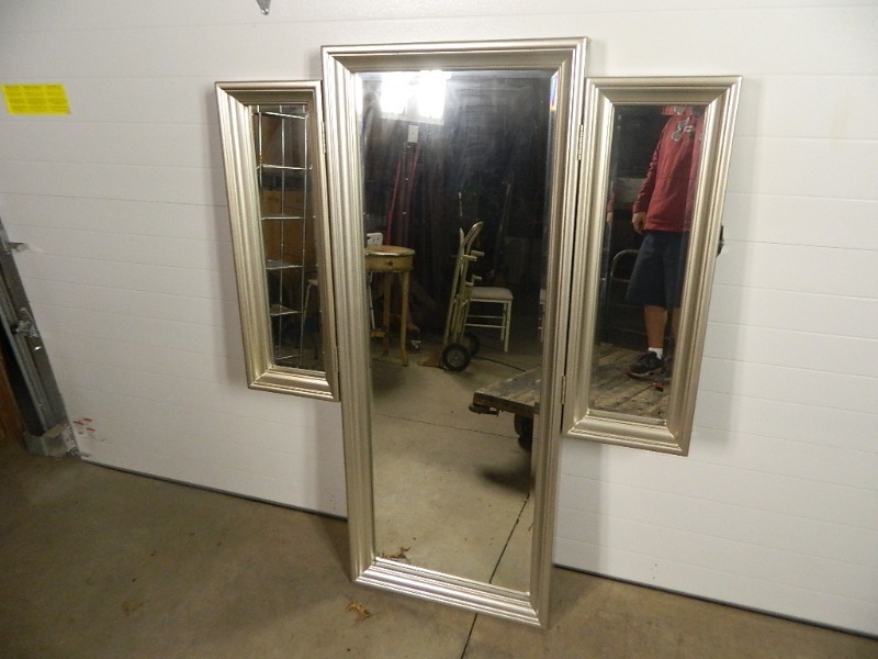 lot 221 image: 3 Way Vanity Mirror