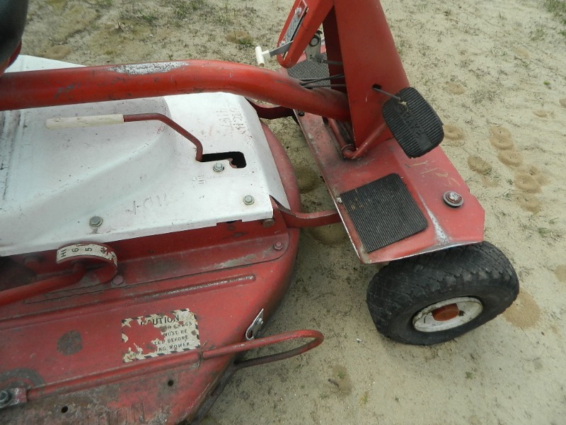 lot 228 image: Snapper Comet Riding Lawnmower