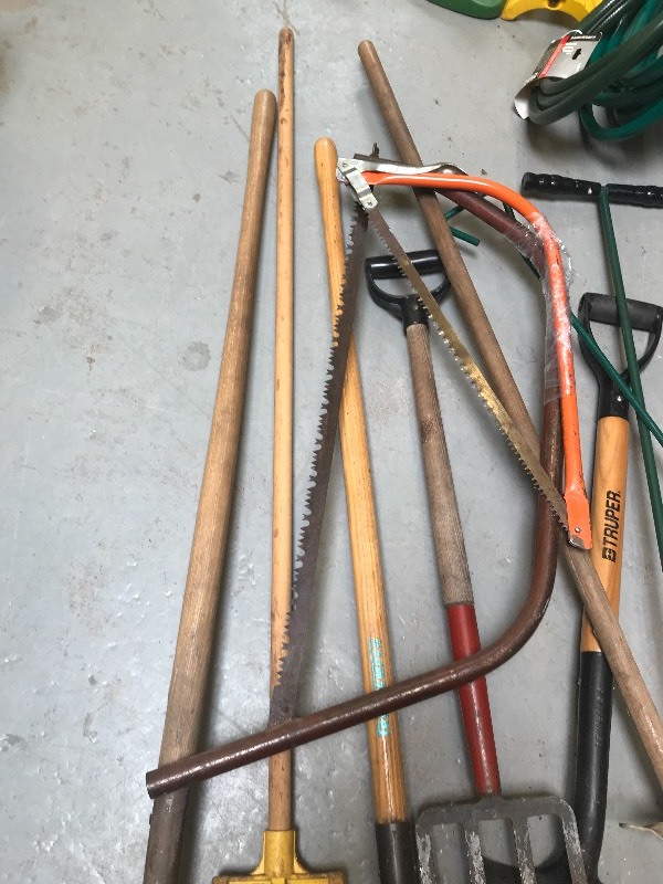 HAND TOOL LOT - LAWN AND GARDEN