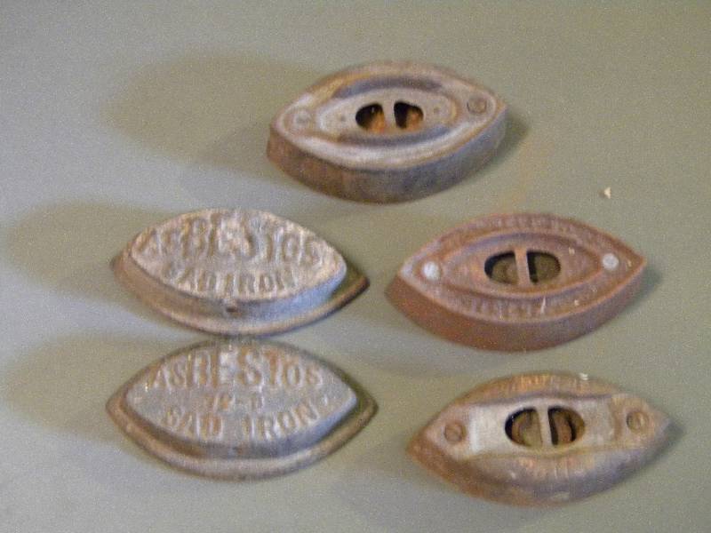 lot 44 image: 5 Sad Irons