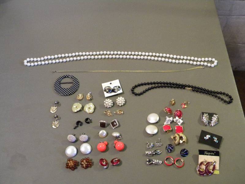 lot 69 image: Jewelry