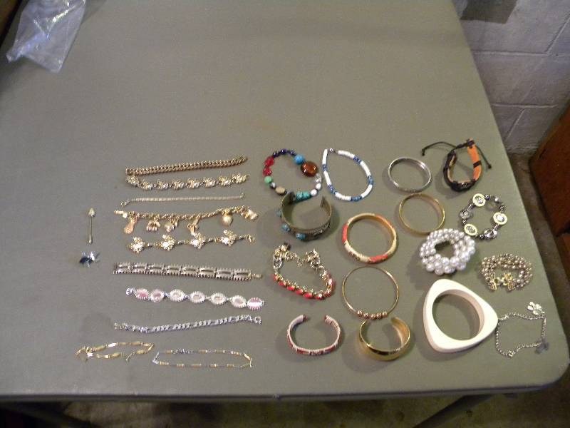 lot 70 image: Jewelry