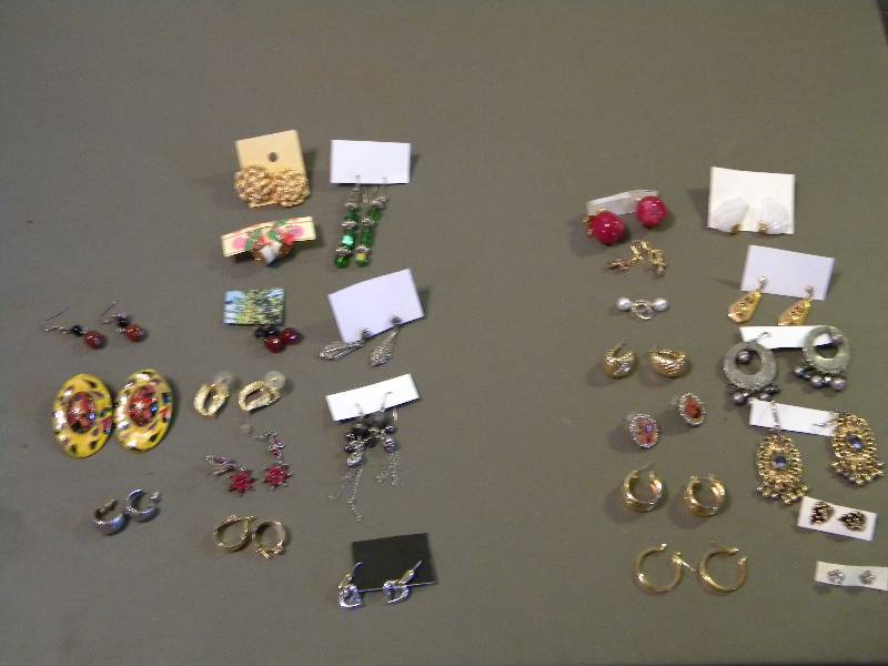 lot 71 image: Jewelry