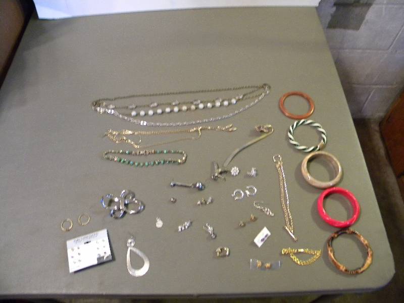 lot 72 image: Jewelry