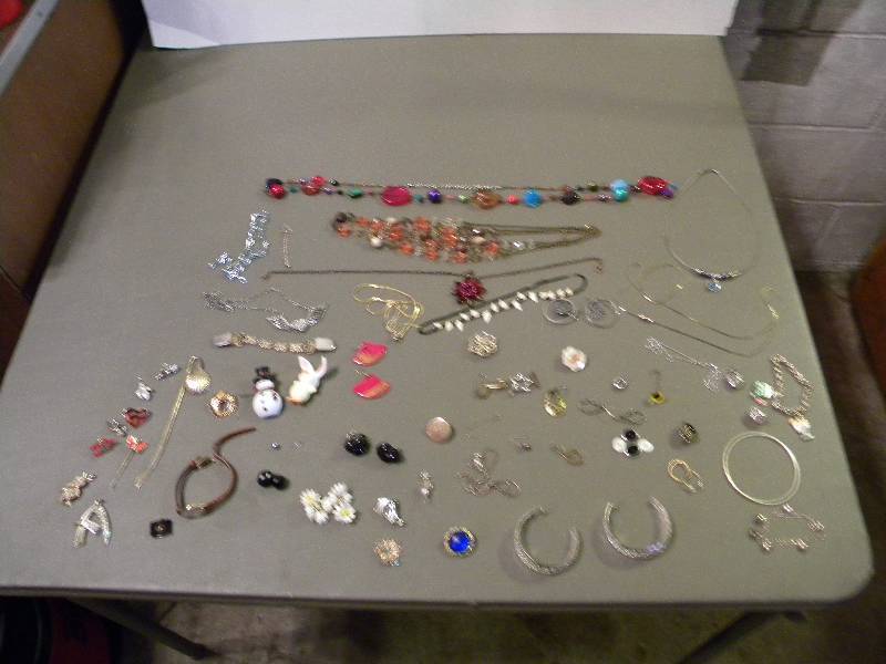 lot 73 image: Jewelry