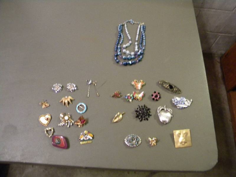 lot 74 image: Jewelry