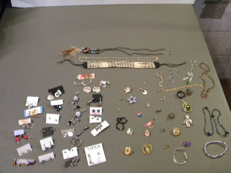 lot 75 image: Jewelry