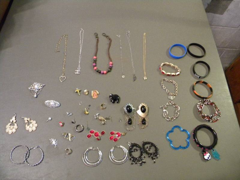 lot 76 image: Jewelry