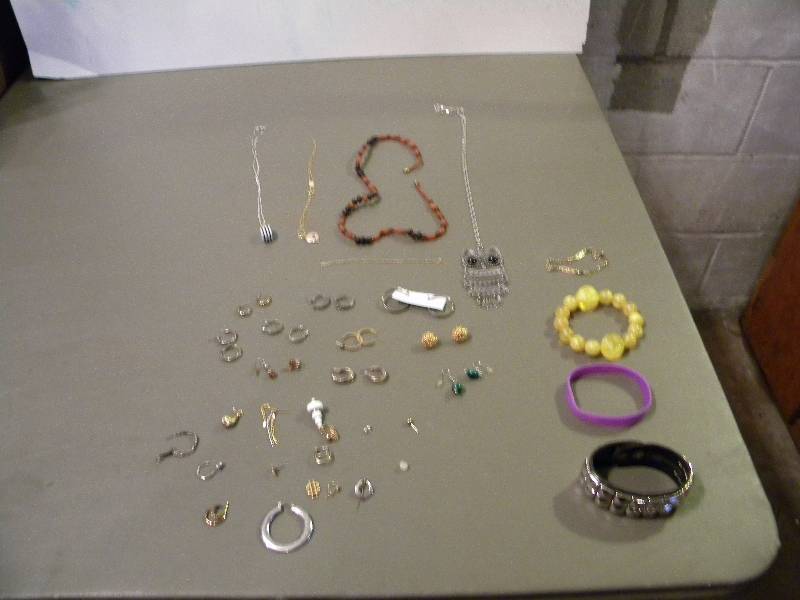 lot 77 image: Jewelry