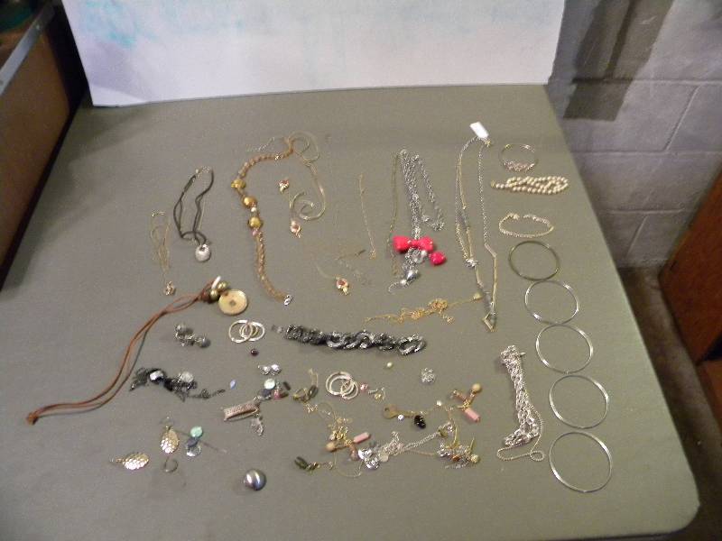 lot 78 image: Jewelry
