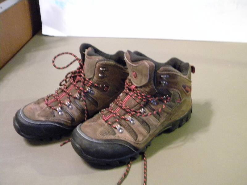 lot 79 image: Nevados Hiking Shoes