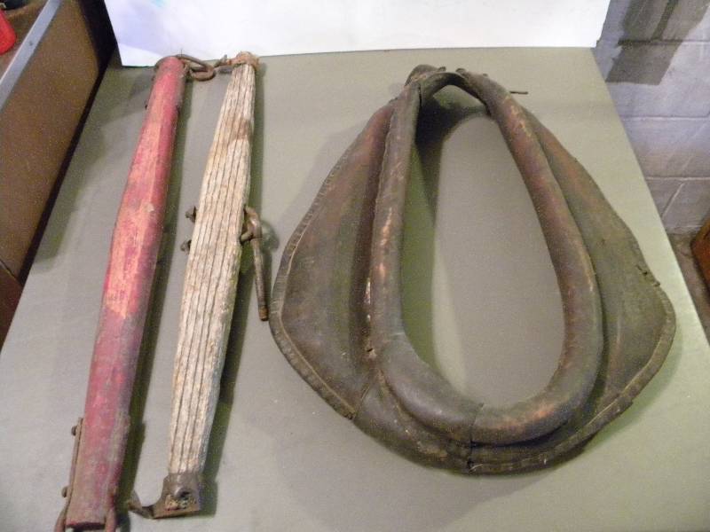 lot 80 image: Horse Collar & 2 Eveners